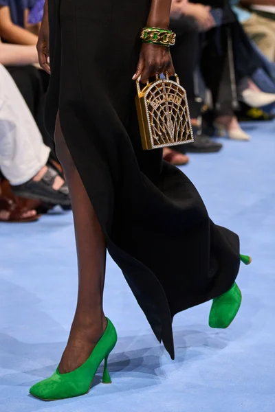 Look 10